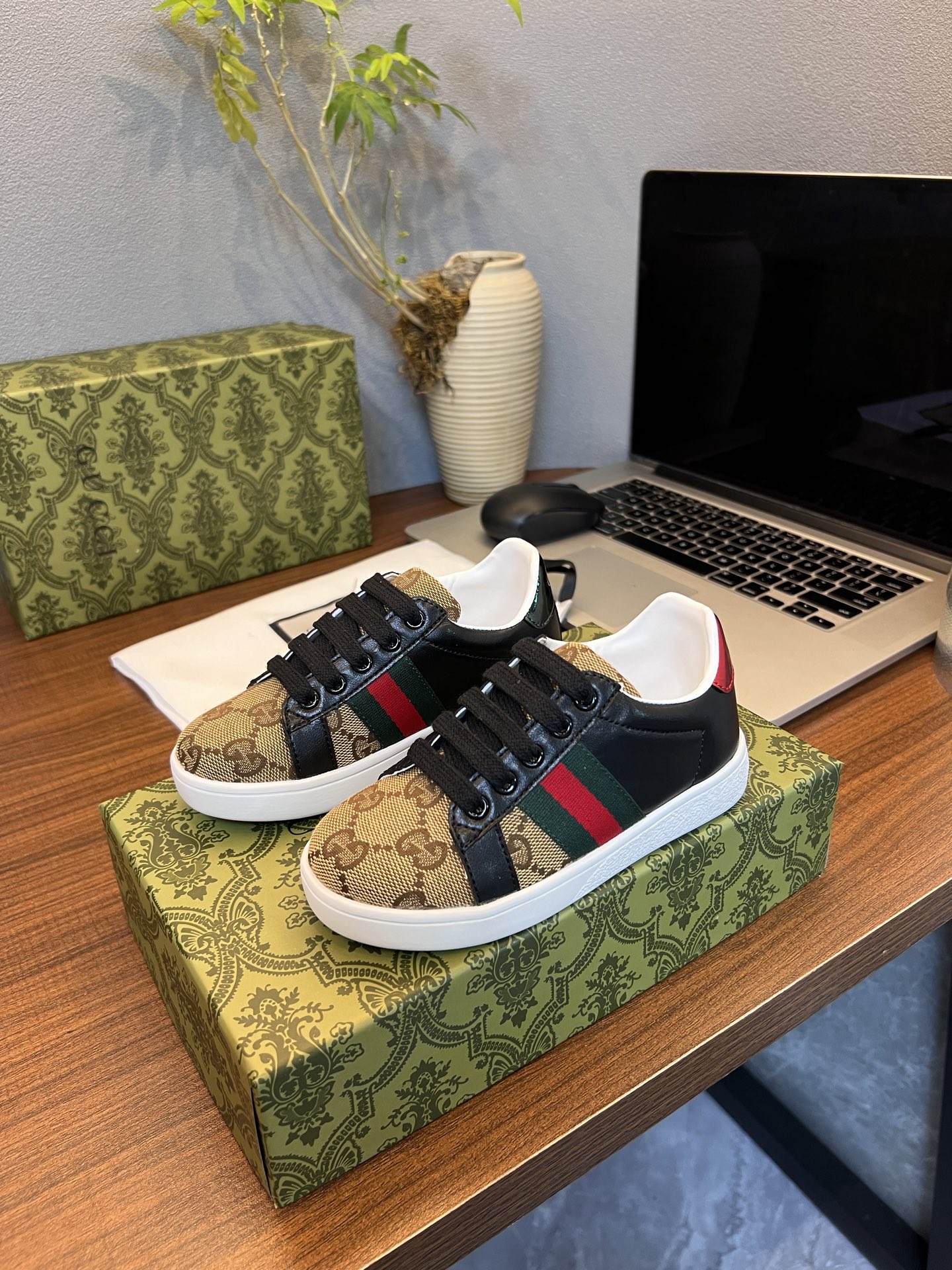 Children's shoes child